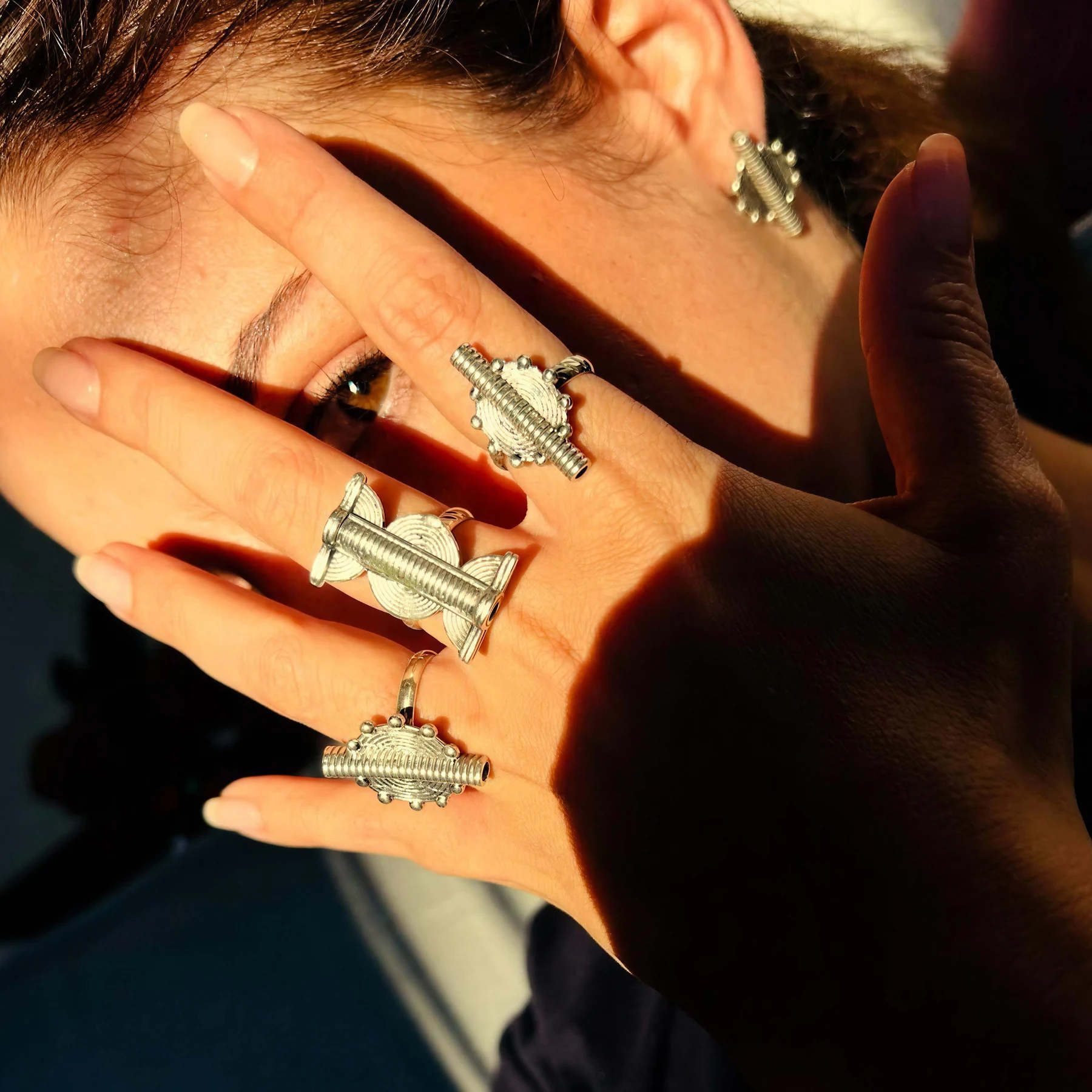 Bijoux SYKA portés, photographiés en lumière naturelle.